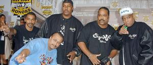 Die Sugarhill Gang bei einer Preisverleihung. Henry Lee Jackson alias Big Bank Hank (rechts).
