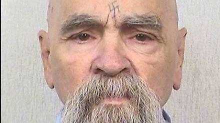 Hat noch immer ein Hakenkreuz auf der Stirn tätowiert. Charles Manson, Sektenführer und Massenmörder.