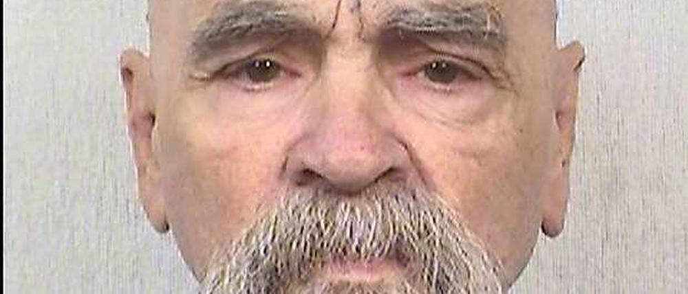 Hat noch immer ein Hakenkreuz auf der Stirn tätowiert. Charles Manson, Sektenführer und Massenmörder.