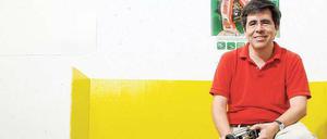 Verspielt. Der Informatiker Raúl Rojas und sein Team haben auch fußballspielende Roboter entwickelt und in Turnieren erprobt. Das Ziel ist bessere künstliche Intelligenz. 