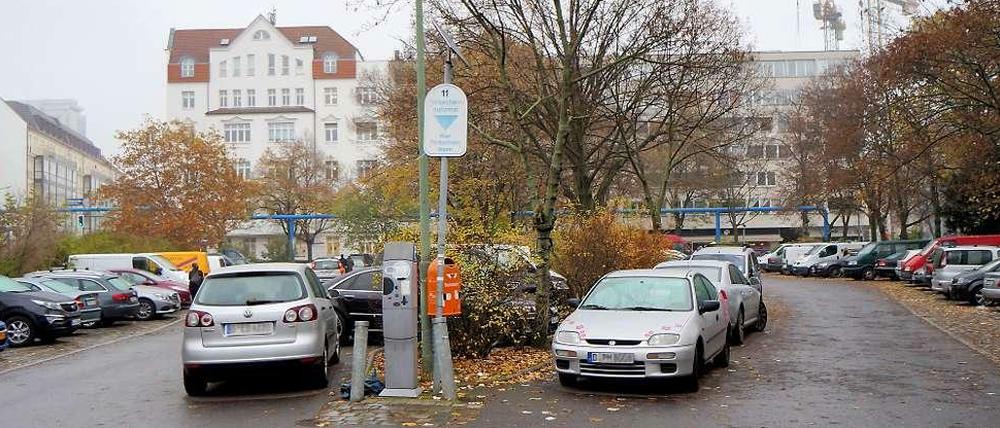 Park oder Platz. Anrainer kämpfen für die Erhaltung der Stellflächen, während das Bezirksamt eine Begrünung und einen Spielplatz plant.