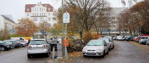 Park oder Platz. Anrainer kämpfen für die Erhaltung der Stellflächen, während das Bezirksamt eine Begrünung und einen Spielplatz plant.