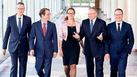 Eher zurückhaltende Experten: Die fünf Wirtschaftsweisen Peter Bofinger, Volker Wieland, Isabel Schnabel, Christoph Schmidt und Lars Feld (von links) präsentieren am Mittwoch ihr neues Gutachten. 