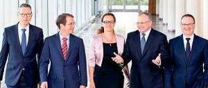 Eher zurückhaltende Experten: Die fünf Wirtschaftsweisen Peter Bofinger, Volker Wieland, Isabel Schnabel, Christoph Schmidt und Lars Feld (von links) präsentieren am Mittwoch ihr neues Gutachten. 