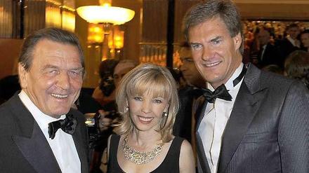 Gerhard Schröder mit seiner Frau Doris Schröder-Köpf und Carsten Maschmeyer im Jahr 2009 bei einem Empfang in der russischen Botschaft in Berlin.