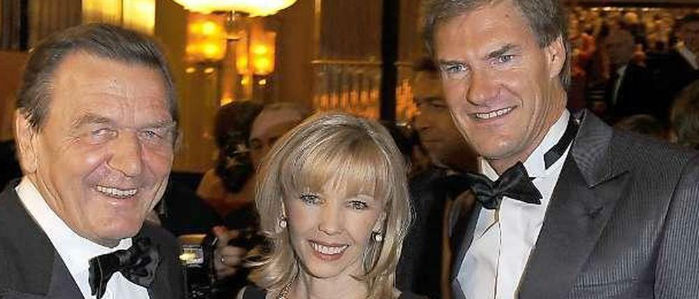 Gerhard Schröder mit seiner Frau Doris Schröder-Köpf und Carsten Maschmeyer im Jahr 2009 bei einem Empfang in der russischen Botschaft in Berlin.