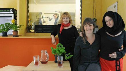 Auf Sendung. Chefredakteurin Brigitta Gabrin, Paula von Lengerlcen und Jessica-Sarah Didier (von links) von Radio multicult.