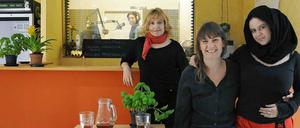 Auf Sendung. Chefredakteurin Brigitta Gabrin, Paula von Lengerlcen und Jessica-Sarah Didier (von links) von Radio multicult.