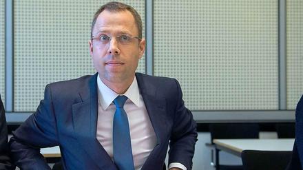Sozialsenator Mario Czaja (CDU) sitzt im Abgeordnetenhaus in Berlin vor dem Sozialausschuss. 