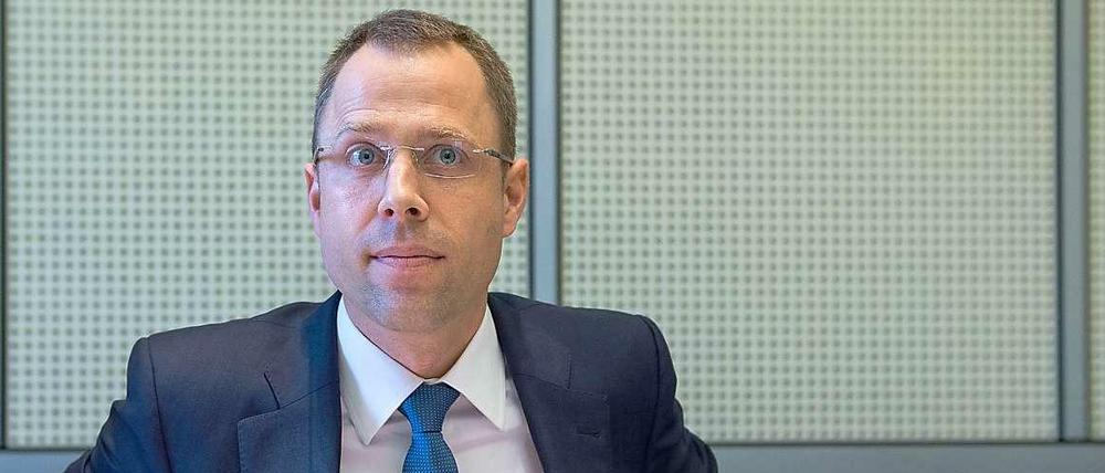 Sozialsenator Mario Czaja (CDU) sitzt im Abgeordnetenhaus in Berlin vor dem Sozialausschuss.