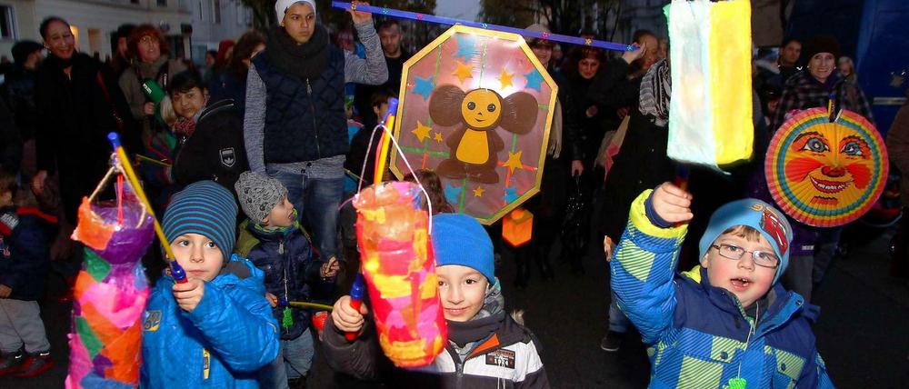 Am Martinstag ziehen die Kinder wieder mit ihren Laternen durch die Stadt.