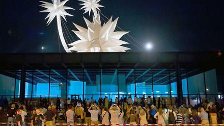 Beste Aussichten für die Zukunft der Neuen Nationalgalerie - sie platzt aus allen Nähten. Das Museum der Moderne schafft Abhilfe. Es ist ähnlich wie bei Otto Pienes Lichtinstallation im Sommer 2014. Der Wind spielte anfangs nicht mit.