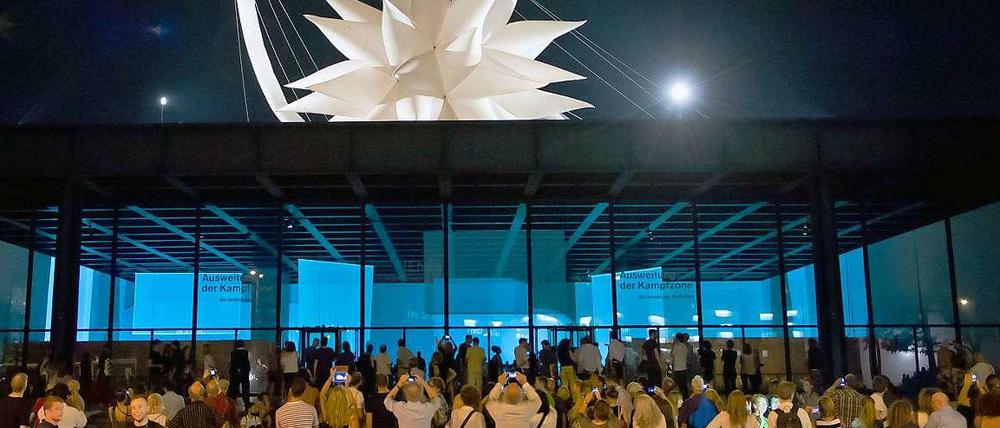 Beste Aussichten für die Zukunft der Neuen Nationalgalerie - sie platzt aus allen Nähten. Das Museum der Moderne schafft Abhilfe. Es ist ähnlich wie bei Otto Pienes Lichtinstallation im Sommer 2014. Der Wind spielte anfangs nicht mit.