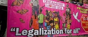 Demonstranten protestieren für die Rechte von illegalen Einwanderern.