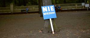 Zu oft allein auf weiter Flur: Ein Schild lehnt einsam am Rande der großen Demonstration gegen Antisemitismus am 14. September in Berlin an einem Baum im Tiergarten. Die Direktorin des American Jewish Committee, Deidre Berger, fordert einen Aktionsplan gegen Antisemitismus.