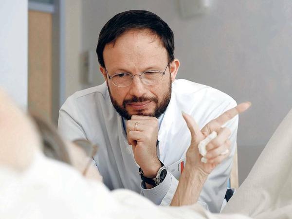 Der Zuhörer. Bei mehr als 10 000 Todkranken hat Gian Domenico Borasio in seinem Leben am Bett gesessen. Er ist der bekannteste Palliativmediziner Deutschlands.