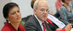 Fraktionschef Gregor Gysi, Stellvertreterin Sahra Wagenknecht bei Linksfraktionssitzung im Reichstag