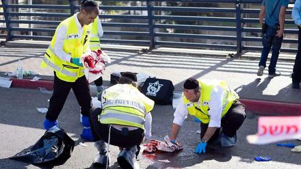 Bei einem Messerangriff in Tel Aviv ist ein israelischer Soldat lebensgefährlich verletzt worden.