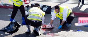 Bei einem Messerangriff in Tel Aviv ist ein israelischer Soldat lebensgefährlich verletzt worden.