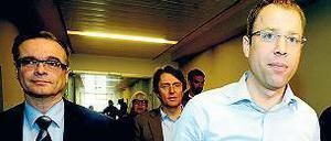 Ärger wegen Flüchtlingsheimen. Sozialsenator Czaja (R.) und Lageso-Chef Allert (l.) stehen in der Kritik. 