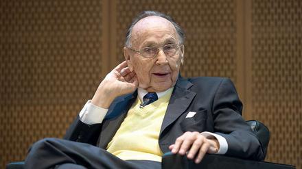 Unverwechselbar: Hans-Dietrich Genscher im gelben Pullunder im ehemaligen Staatsratsgebäude der DDR