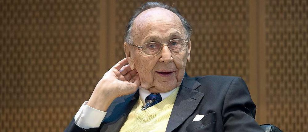 Unverwechselbar: Hans-Dietrich Genscher im gelben Pullunder im ehemaligen Staatsratsgebäude der DDR