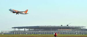 Ein Flugzeug der Linie Easyjet startet in Schönefeld.