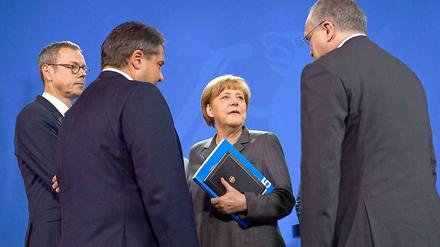 Die Kanzlerin, ihr Wirtschaftsminister und die Wirtschaftsweisen Bofinger (links) und Schmidt.
