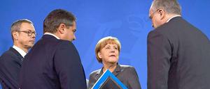 Die Kanzlerin, ihr Wirtschaftsminister und die Wirtschaftsweisen Bofinger (links) und Schmidt.