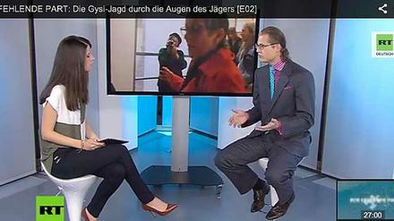 Als "Frontline-Reporter aus dem Bundestag" kündigt die RT-Moderatorin den Journalisten Martin Lejeune an