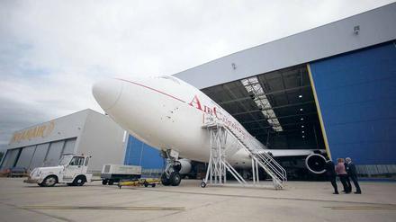 Jobs am Flughafen. Von den Luftverkehrskaufleuten, die die Flüge abwickeln, auf Fluggeräte spezialisierte Elektroniker und Mechaniker bis hin zum Sicherheitspersonal, das auf Flughäfen tätig ist, gibt es viele Berufe, in denen es darum geht, Menschen in die Luft zu bringen.