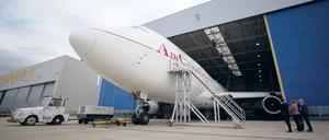 Jobs am Flughafen. Von den Luftverkehrskaufleuten, die die Flüge abwickeln, auf Fluggeräte spezialisierte Elektroniker und Mechaniker bis hin zum Sicherheitspersonal, das auf Flughäfen tätig ist, gibt es viele Berufe, in denen es darum geht, Menschen in die Luft zu bringen. 