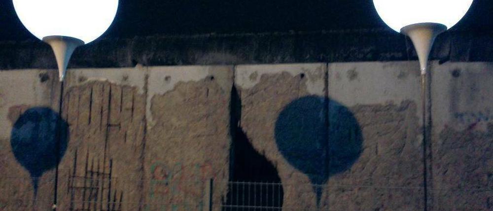 Schon Erinnerung. Ballons und ihr Schatten - am Sonntag an der Niederkirchnerstraße.