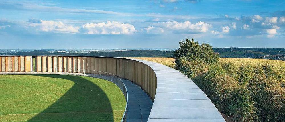Land Art mit beschrifteten Aluminiumtafeln. Die internationale Gedenkstätte von Notre-Dame-de-Lorette, gestaltet von dem Architekten Philippe Prost.