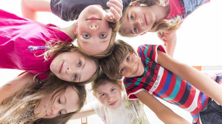 Pupils of primary school head to head seen from below model released Symbolfoto property released PUBLICATIONxINxGERxSUIxAUTxHUNxONLY SARF02892

Pupils of Primary School Head to Head Lakes from below Model released Symbolic image Property released PUBLICATIONxINxGERxSUIxAUTxHUNxONLY SARF02892  