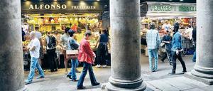 Mercat de la Boqueria. Barcelonas größter und faszinierendster Markt ist eine Attraktion für Touristen. Er liegt zentral in der Stadt, direkt am Bummelboulevard La Rambla.