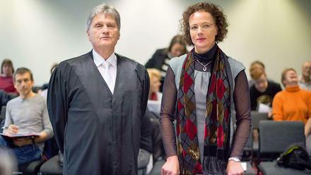 Die Klägerin, Hundehalterin Almut B, und ihr Rechtsanwalt im Verwaltungsgericht in Berlin.