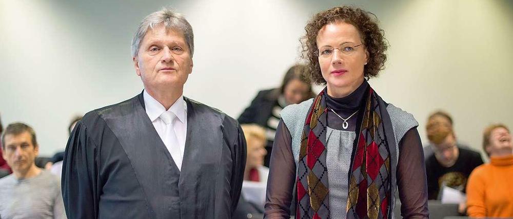 Die Klägerin, Hundehalterin Almut B, und ihr Rechtsanwalt im Verwaltungsgericht in Berlin.