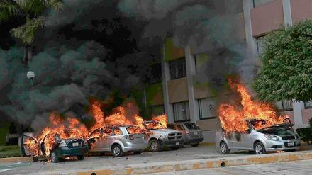 Brennende Autos außerhalb des Regionalparlaments des Bundesstaats Guerrero in Mexiko. Aufgebrachte Demonstranten zündeten später auch das Gebäude an.