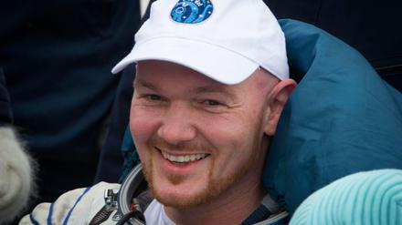 Geschafft. Der deutsche Astronaut Alexander Gerst, unmittelbar nach seiner Landung am Montag in der kasachischen Steppe. Fast ein halbes Jahr hat er im All zugebracht.