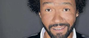 Ich als Neger darf das sagen. Marius Jung konnte als schwarzer Schauspieler immer zwischen drei Rollen wählen: Kleindealer, Kleindealer und Kleindealer. Deswegen hat er sich fürs Kabarett entschieden.