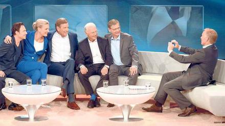 Selbstbespiegelung. In Talkshows sitzen meist weiße Männer, die eine oder andere Frau ist auch dabei. Die Journalisten, die die Gäste auswählen, sind auch weiß und oft männlich. Das ist normal. Oder? Vielfalt sieht anders aus.