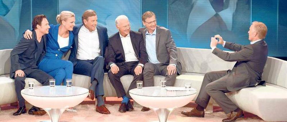 Selbstbespiegelung. In Talkshows sitzen meist weiße Männer, die eine oder andere Frau ist auch dabei. Die Journalisten, die die Gäste auswählen, sind auch weiß und oft männlich. Das ist normal. Oder? Vielfalt sieht anders aus. 