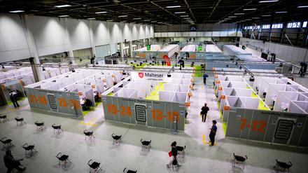 ARCHIV - 27.05.2021, Berlin: Die Halle des Corona-Impfzentrums Messe Berlin. (zu dpa: Zwei Berliner Corona-Impfzentren noch einige Monate in Betrieb) Foto: Christoph Soeder/dpa +++ dpa-Bildfunk +++