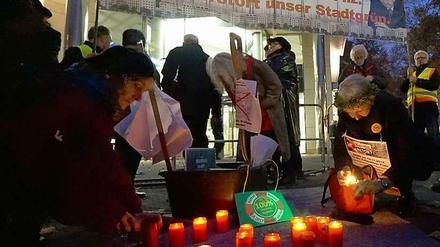 Zeichen setzen. Vor dem Firmensitz der Groth-Gruppe wurden Trauerkerzen entzündet, um an bedrohte Grünflächen zu erinnern.