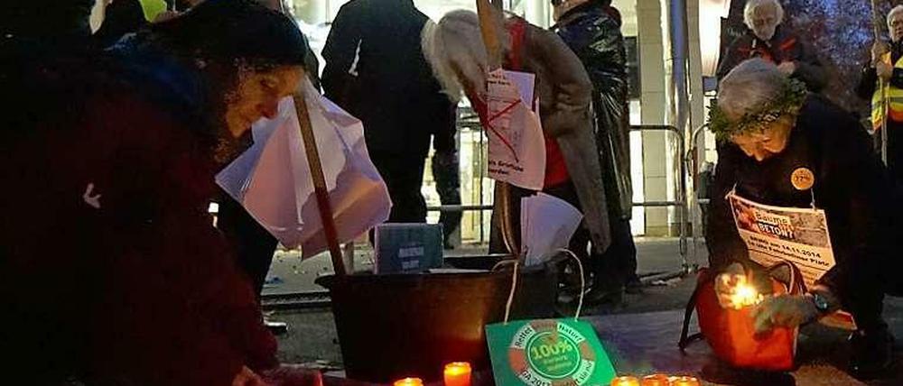 Zeichen setzen. Vor dem Firmensitz der Groth-Gruppe wurden Trauerkerzen entzündet, um an bedrohte Grünflächen zu erinnern.