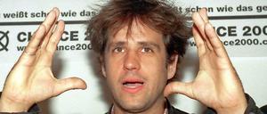 Der diskrete Charme der Anarchie. Christoph Schlingensief bei einer Veranstaltung seiner Partei Chance 2000.