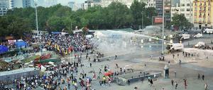 Sommer 2013: Die Polizei geht mit Wasserwerfern gegen die Demonstranten am Gezi-Park vor.
