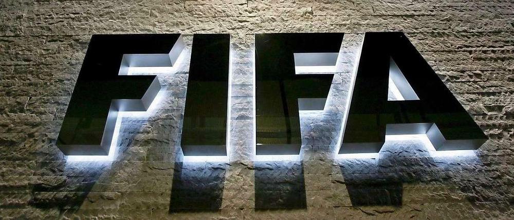 Die kommenden WM-Gastgeber Russland und Katar sind von der Fifa-Ethikkommission vom Vorwurf der Korruption freigesprochen worden.
