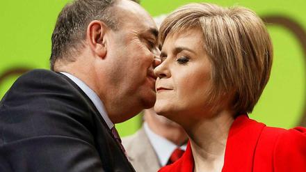 Amtsübergabe in Schottland. Der bisherige Ministerpräsident Alex Salmond und seine Nachfolgerin Nicola Sturgeon.